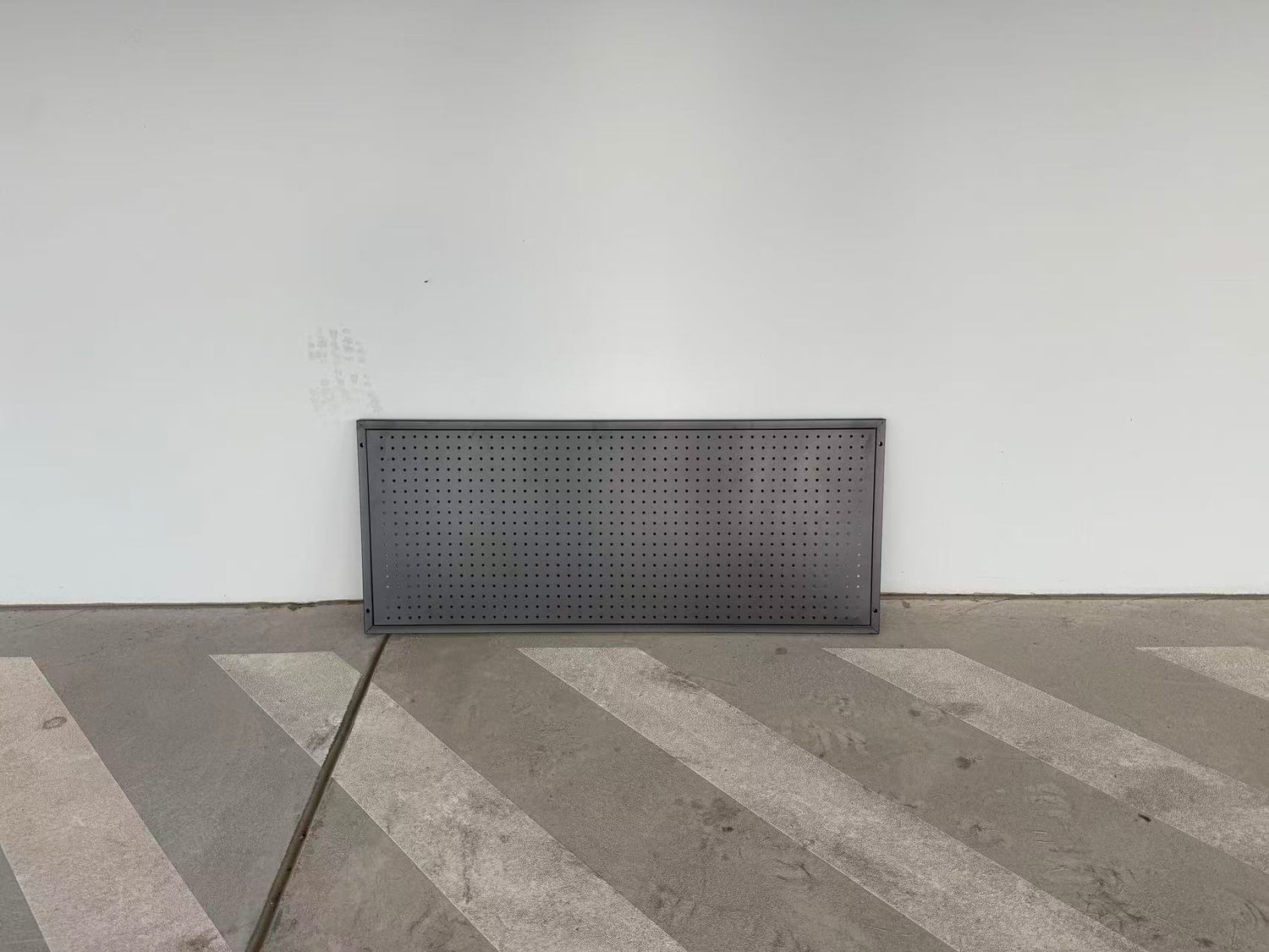 Pegboard Panel 1.2m(L)x0.5m(H) Heavy Duty Garage Workbench Tool Organiser (5 Hooks Included)